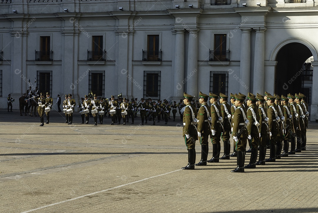 Soldados do exército que marcham na parada militar