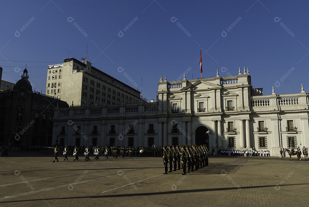 Soldados do exército que marcham na parada militar