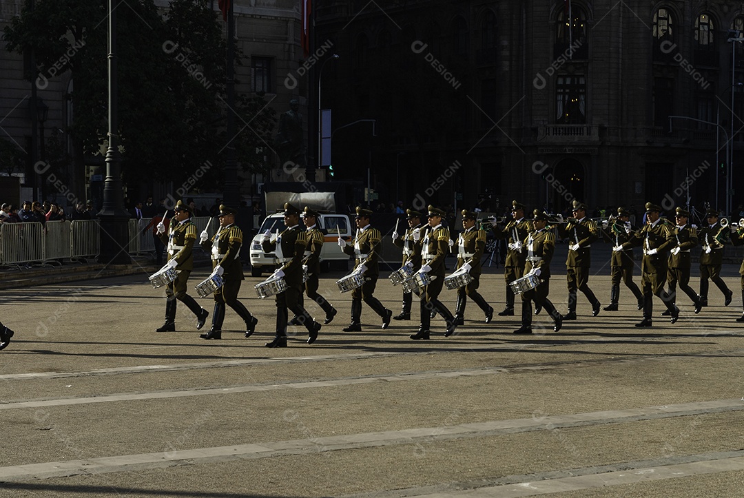 Soldados do exército que marcham na parada militar