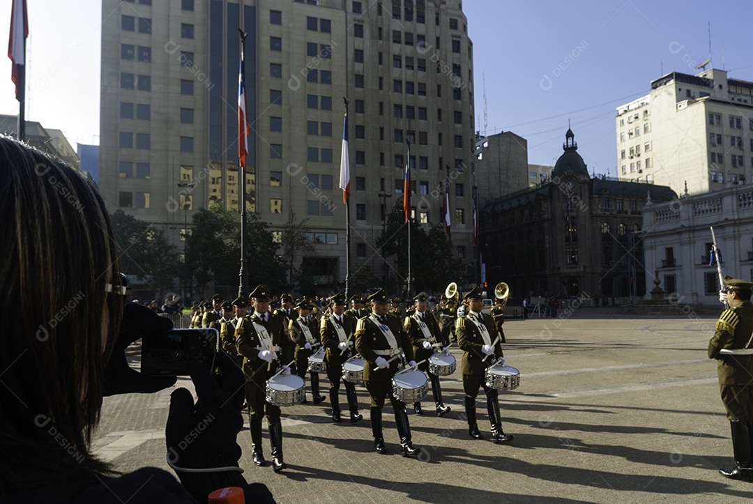 Soldados do exército que marcham na parada militar