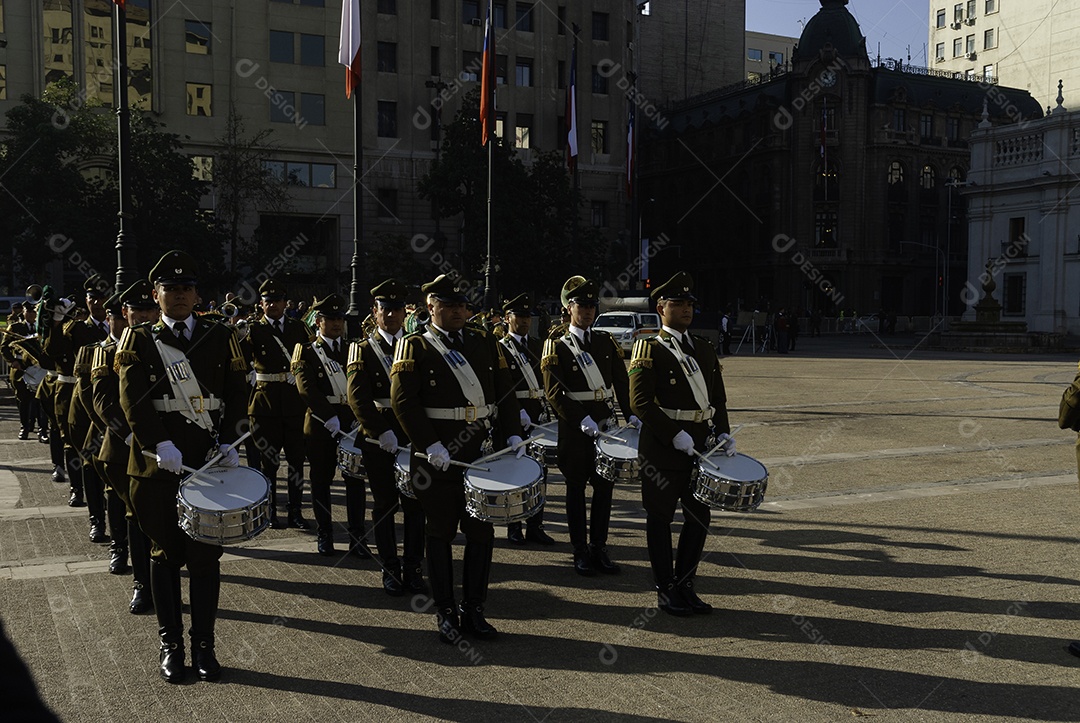 Soldados do exército que marcham na parada militar