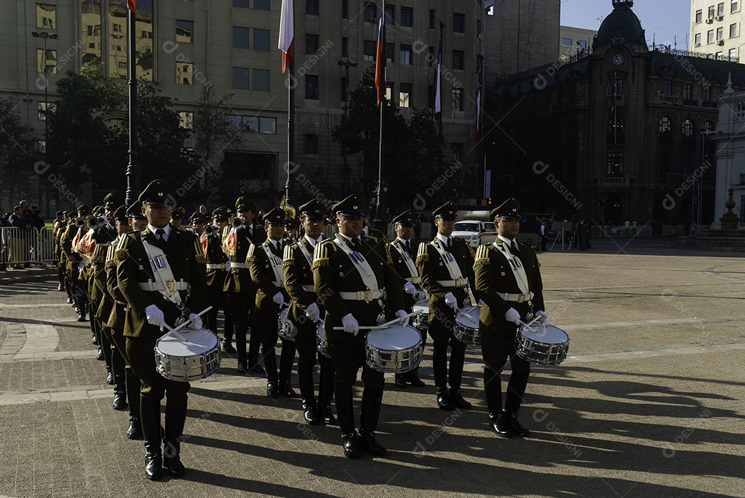 Soldados do exército que marcham na parada militar