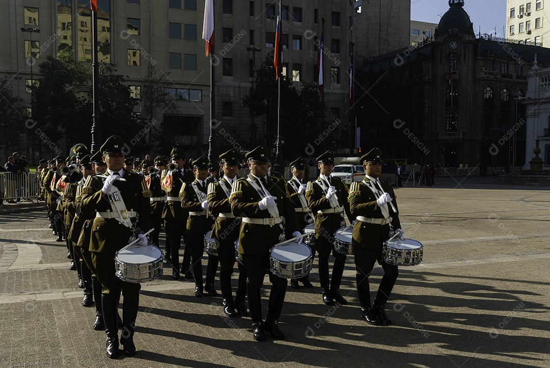 Soldados do exército que marcham na parada militar