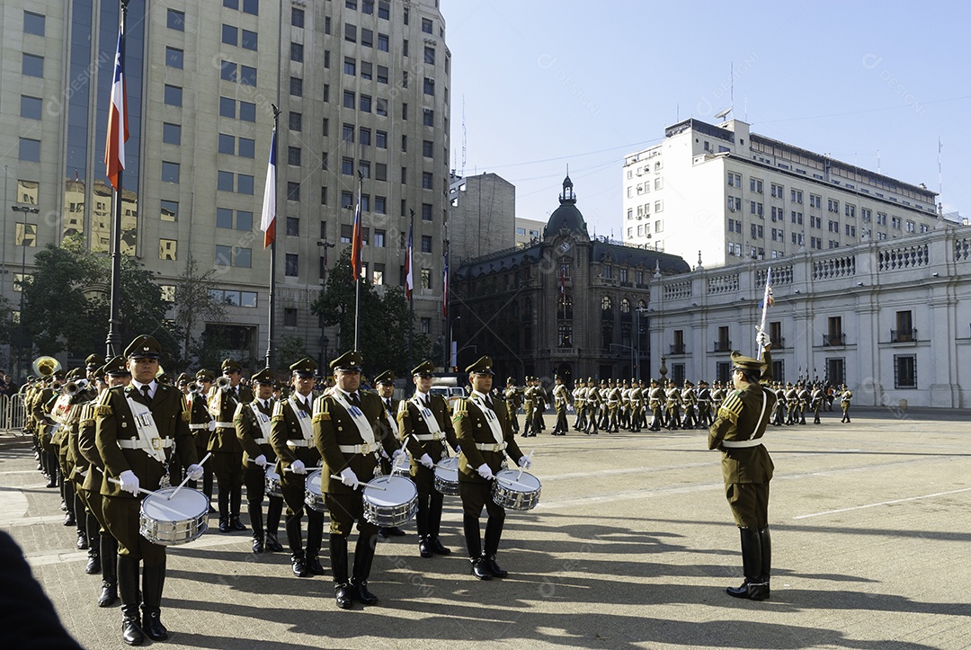 Soldados do exército que marcham na parada militar