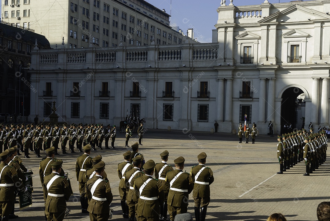 Soldados do exército que marcham na parada militar