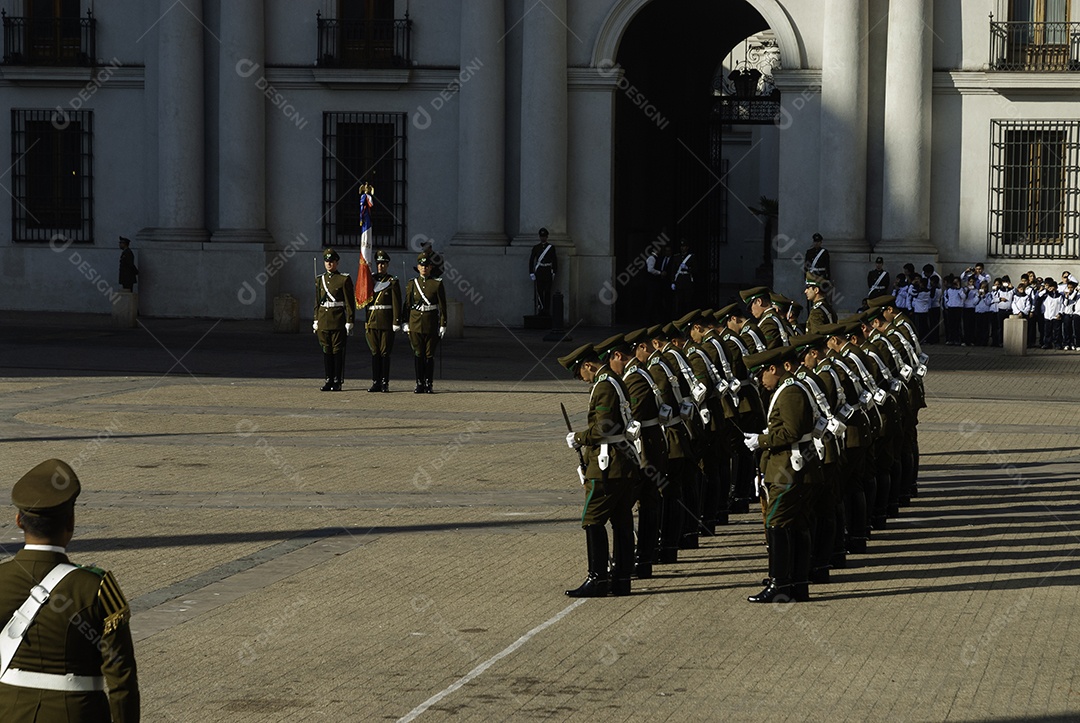 Soldados do exército que marcham na parada militar
