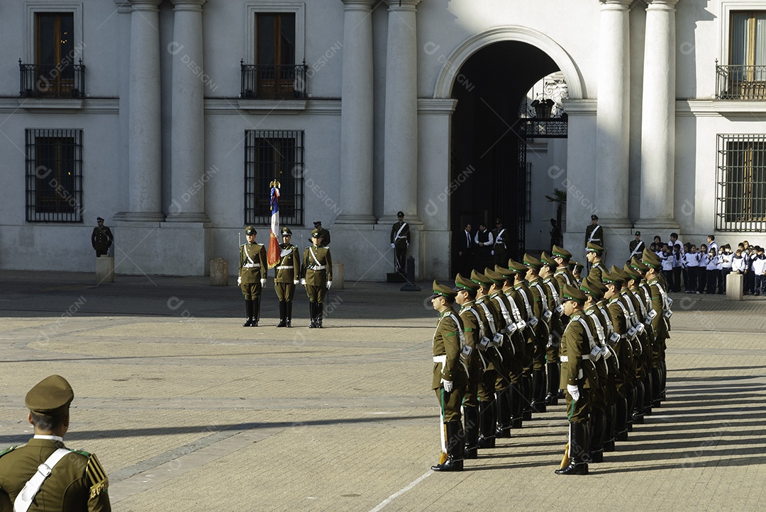 Soldados do exército que marcham na parada militar