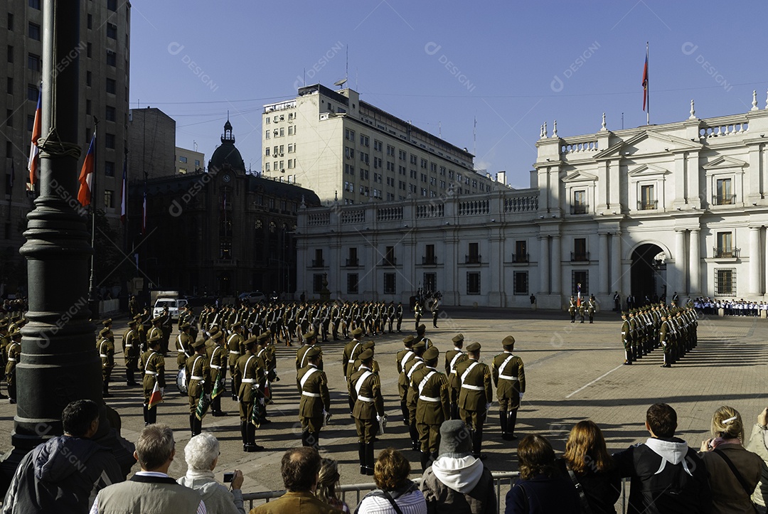 Soldados do exército que marcham na parada militar