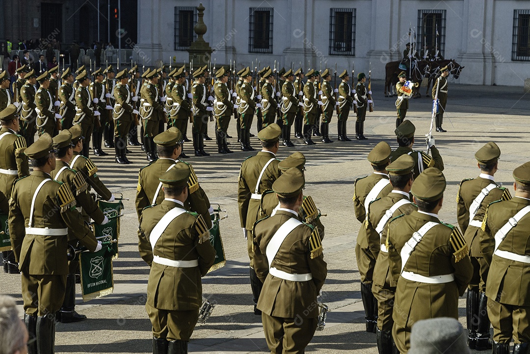 Soldados do exército que marcham na parada militar