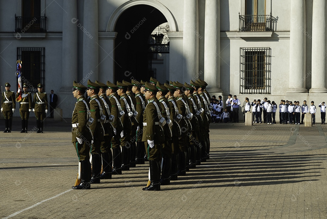 Soldados do exército que marcham na parada militar