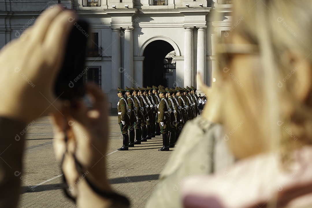 Soldados do exército que marcham na parada militar
