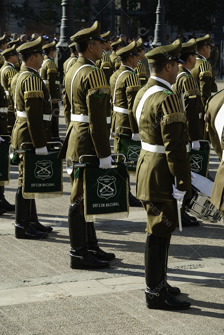 Soldados do exército que marcham na parada militar