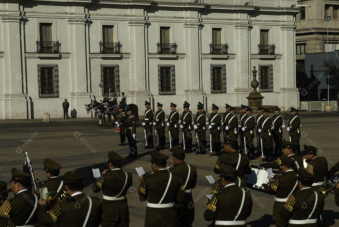 Soldados do exército que marcham na parada militar