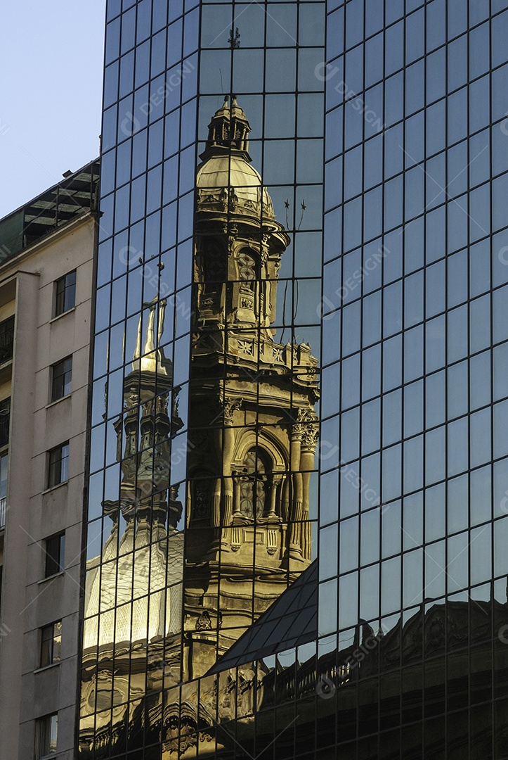 Linda mulher jovem usando fantasia de carnaval sobre fundo isolado