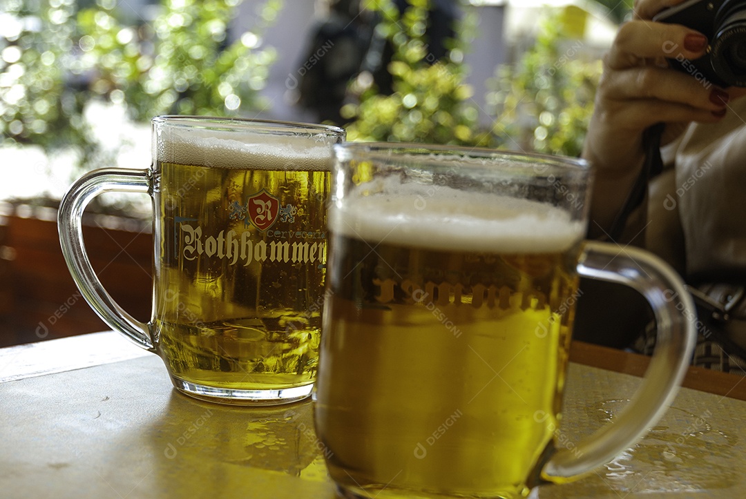 Copos de cerveja sobre uma mesa de uma cervejaria