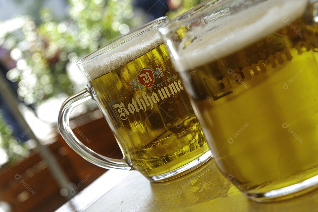 Copos de cerveja sobre uma mesa de uma cervejaria