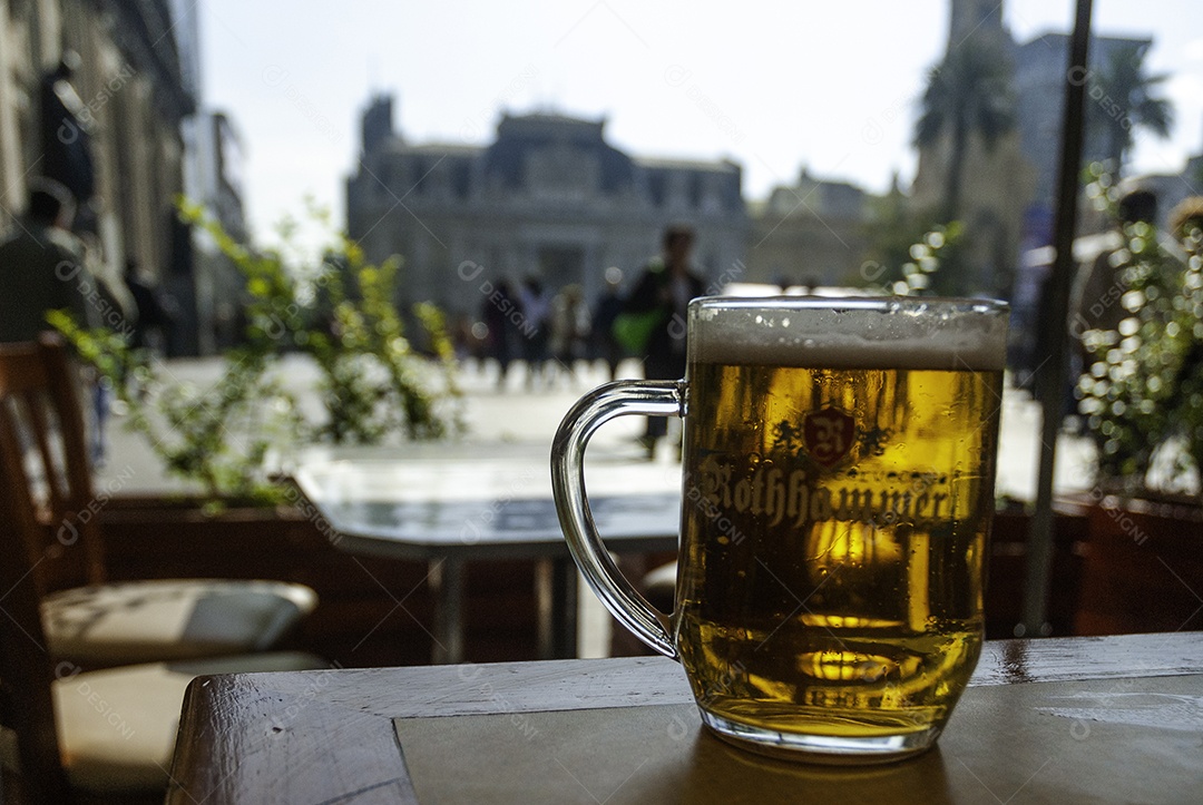 Copos de cerveja sobre uma mesa de uma cervejaria