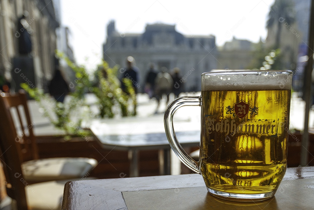 Copos de cerveja sobre uma mesa de uma cervejaria