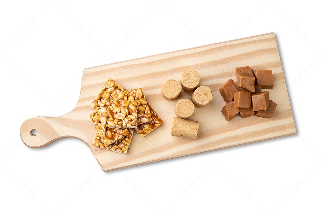 Doces típicos brasileiros sobre tábua de madeira. Doce de leite ou doce de leite, pe de moleque e pacoca.