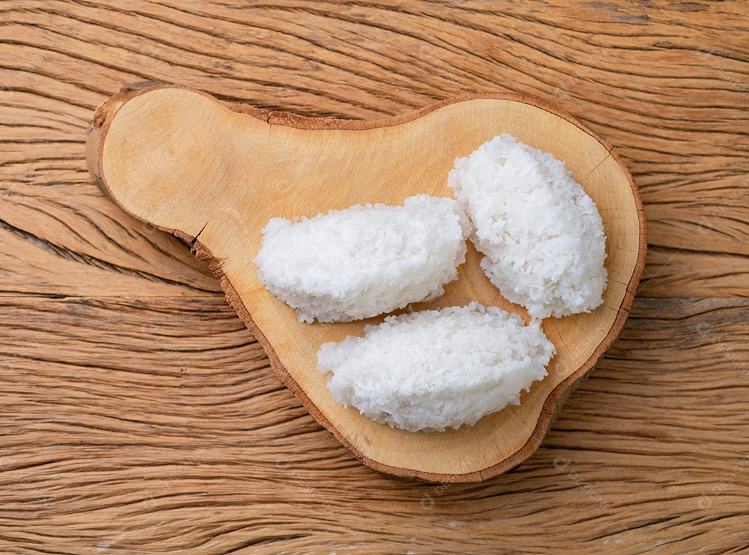 Cocada, doce de coco latino-americano tradicional com coco ralado.