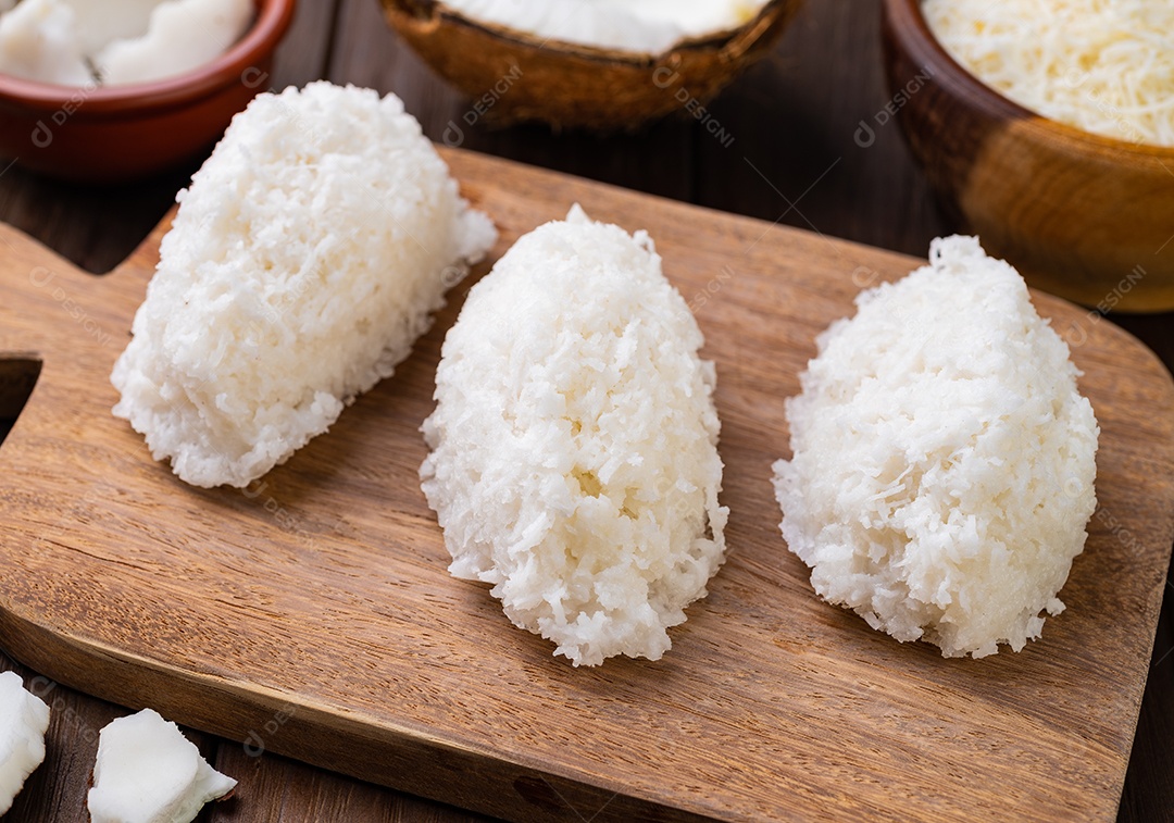 Cocada, doce de coco latino-americano tradicional com coco ralado.