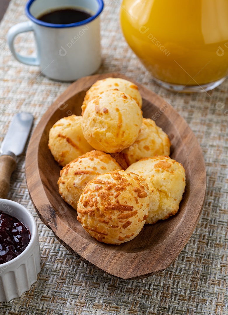 Pão de queijo brasileiro típico em um prato com café, manteiga