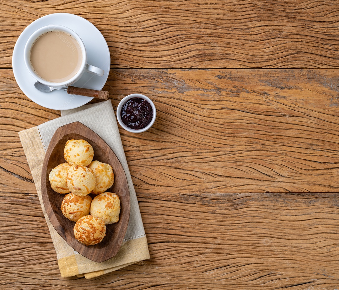 Pão de queijo brasileiro típico em um prato com café, manteiga