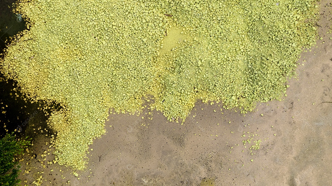 Resíduos tóxicos químicos da indústria fabril. Pó de enxofre amarelo