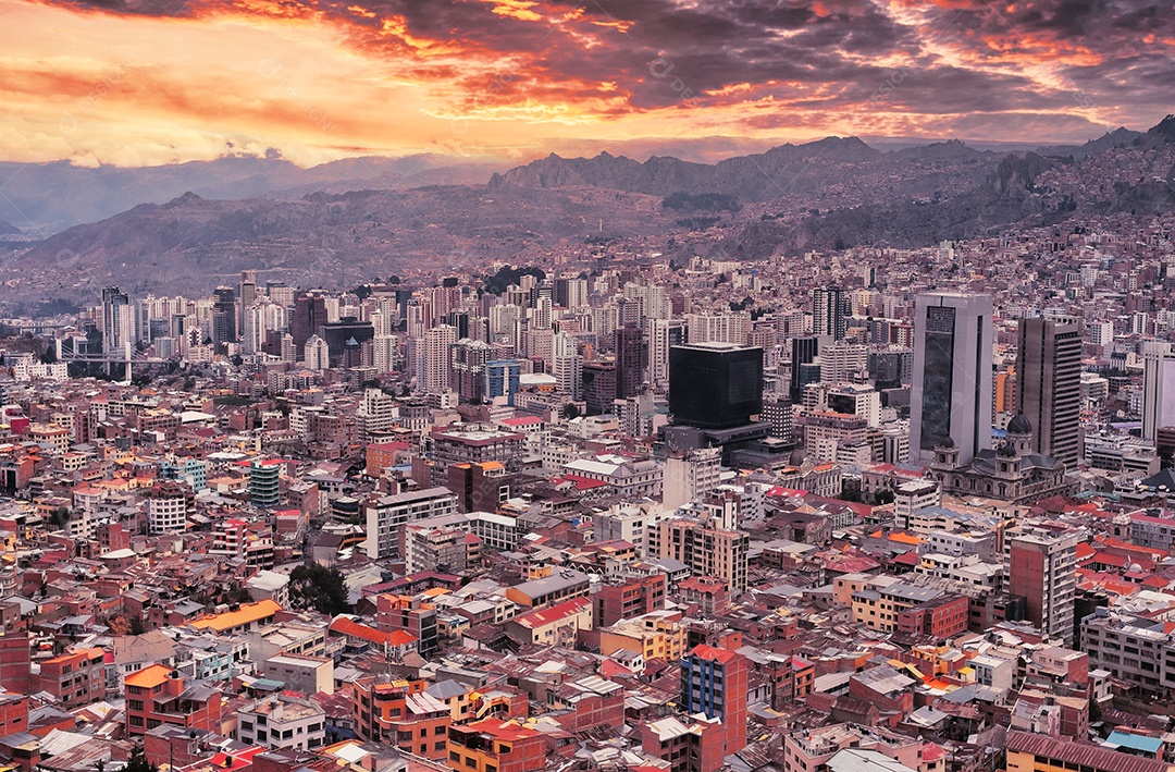 Paisagem urbana de La Paz, na Bolívia, ao pôr do sol