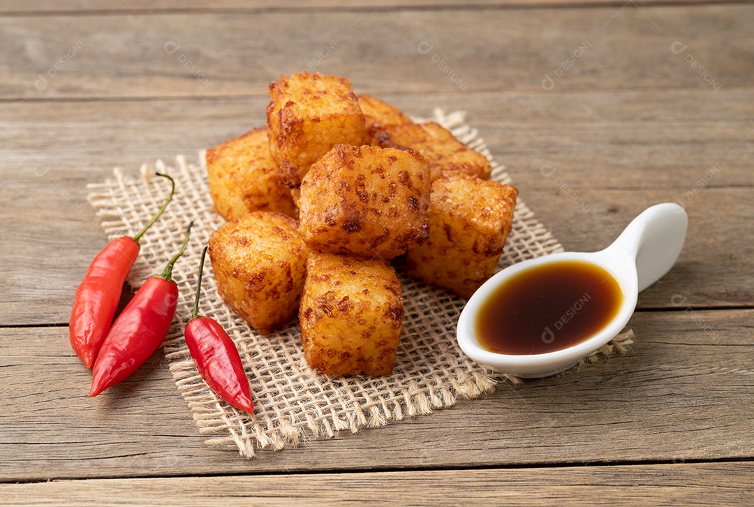 Dado de tapioca, comida típica do nordeste brasileiro com calda de açúcar