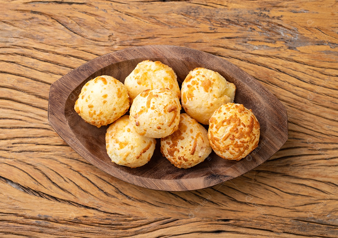 Pão de queijo brasileiro típico em um prato com café, manteiga