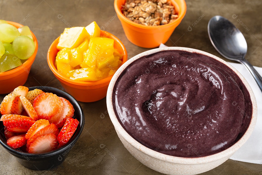 Açaí na tigela com morango, manga e uva colorido