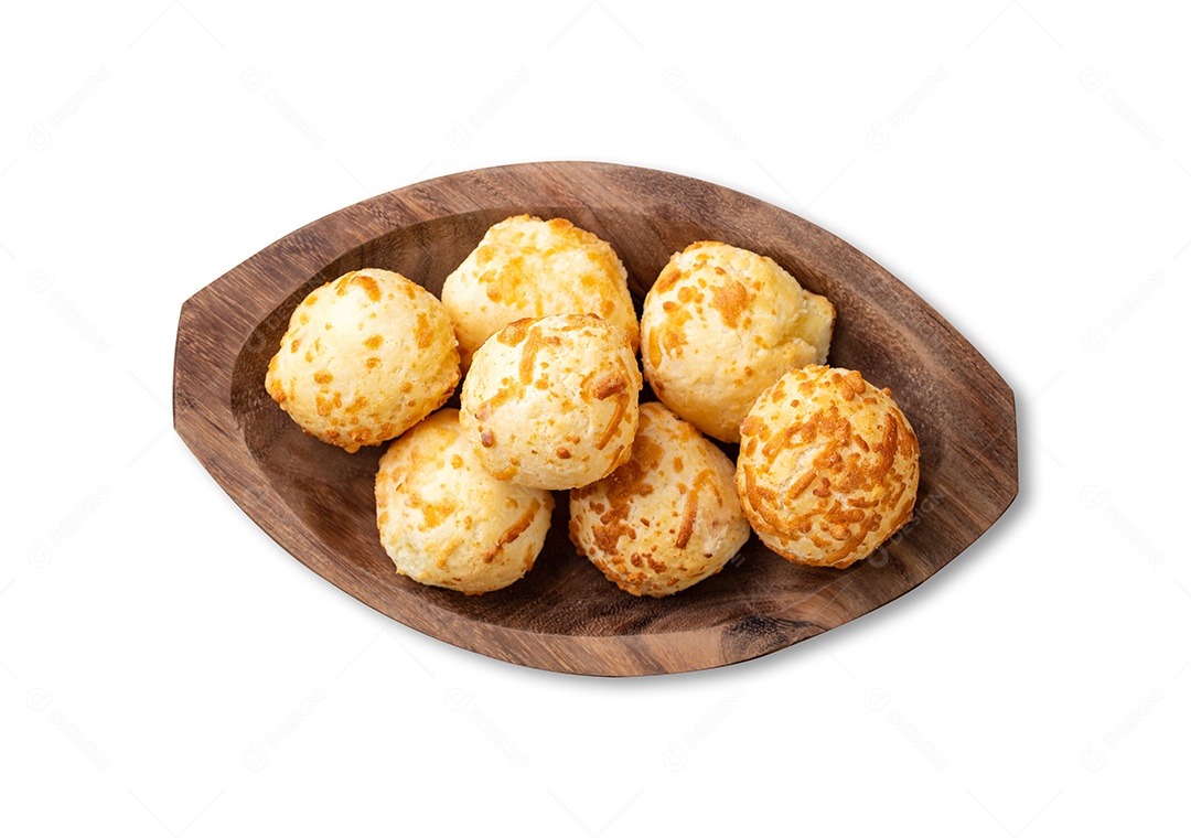 Pão de queijo brasileiro típico em um prato com café, manteiga