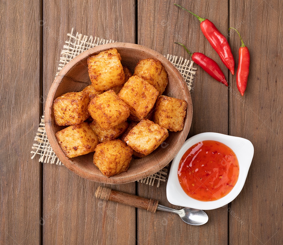 Dado de tapioca, comida típica do nordeste brasileiro com calda de açúcar