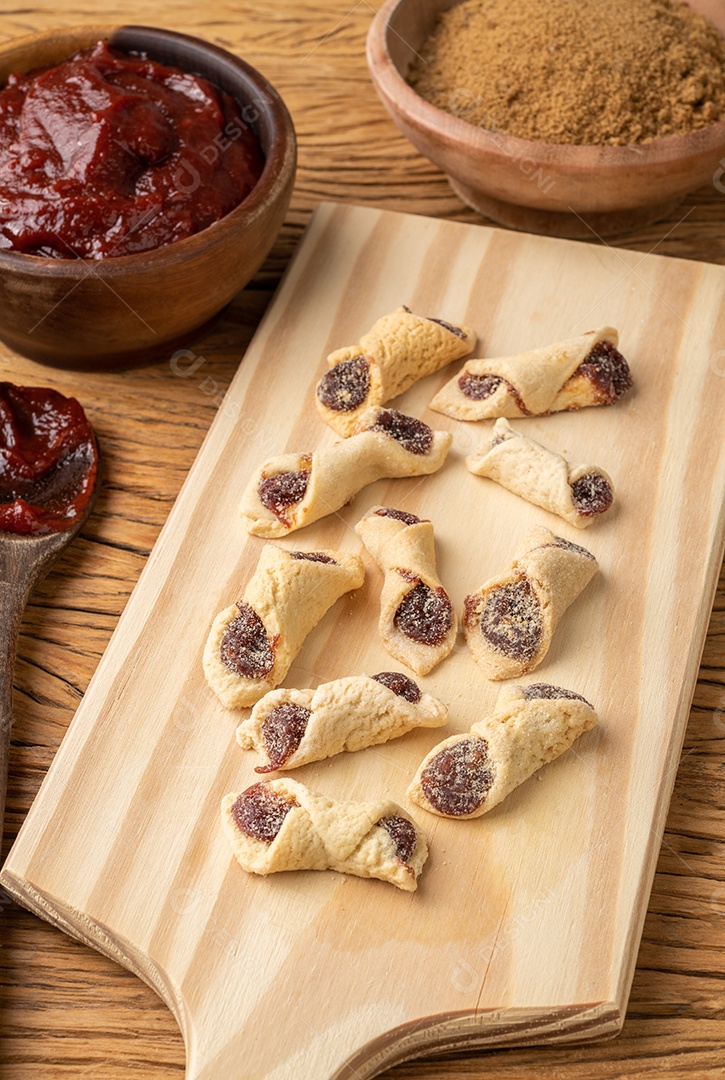Goiabinha ou beliscão, recheio de goiaba caseiro tradicional brasileiro