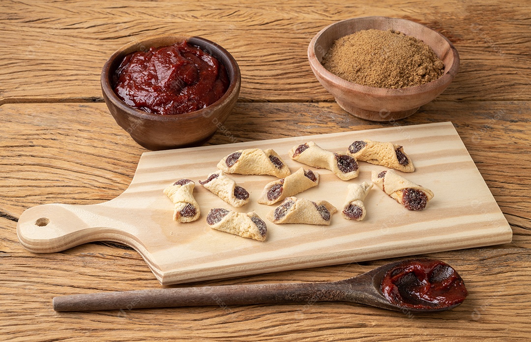 Goiabinha ou beliscão, recheio de goiaba caseiro tradicional brasileiro