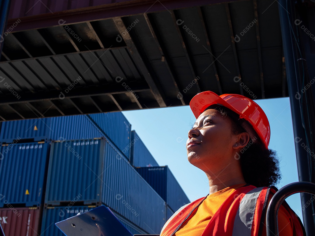 Engenheira supervisora com prancheta olhando documentação de cada carga