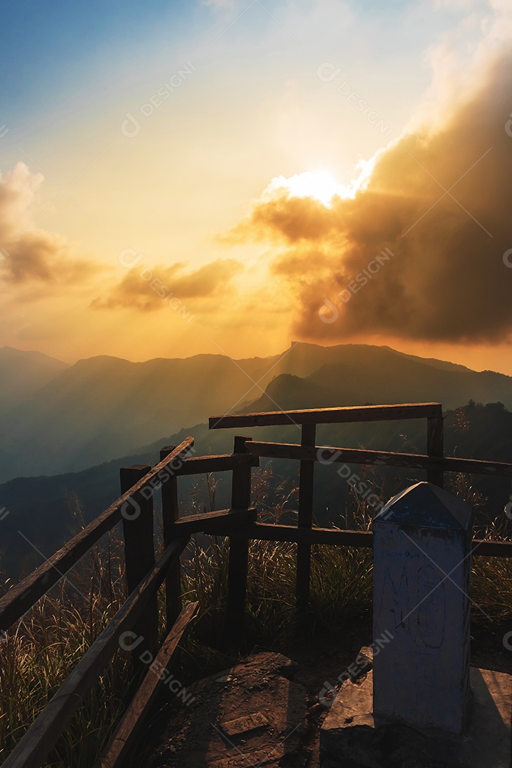 Vista da montanha Phu Chi Dao ou Phu Chee Dao em Chiang Rai, Tailândia