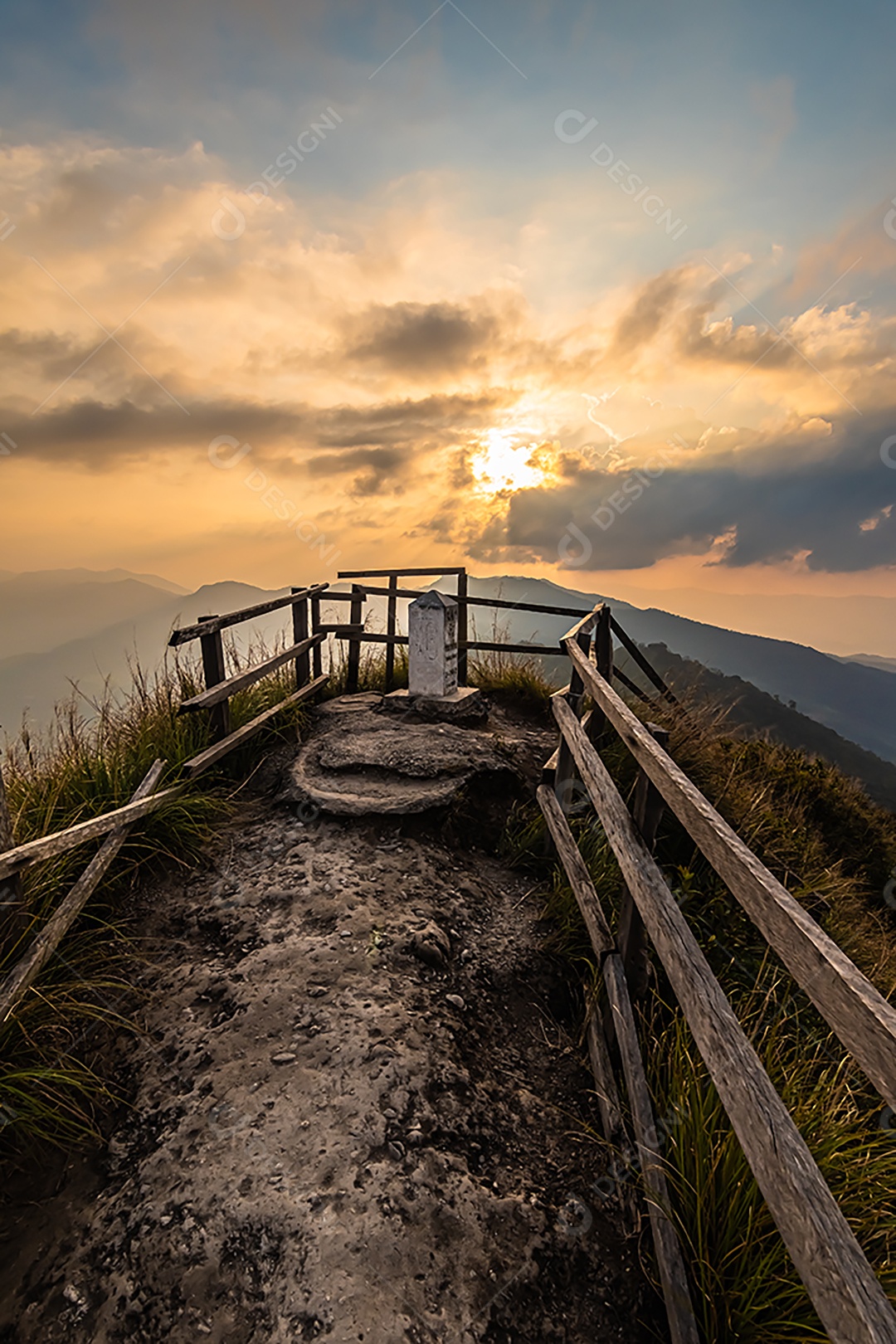 Vista da montanha Phu Chi Dao ou Phu Chee Dao em Chiang Rai, Tailândia