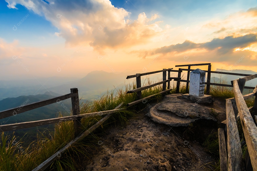 Vista da montanha Phu Chi Dao ou Phu Chee Dao em Chiang Rai, Tailândia