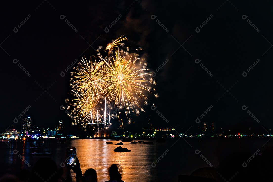 Fundo colorido abstrato de fogos de artifício ilumina o céu com exibição deslumbrante em Pattaya Tailândia