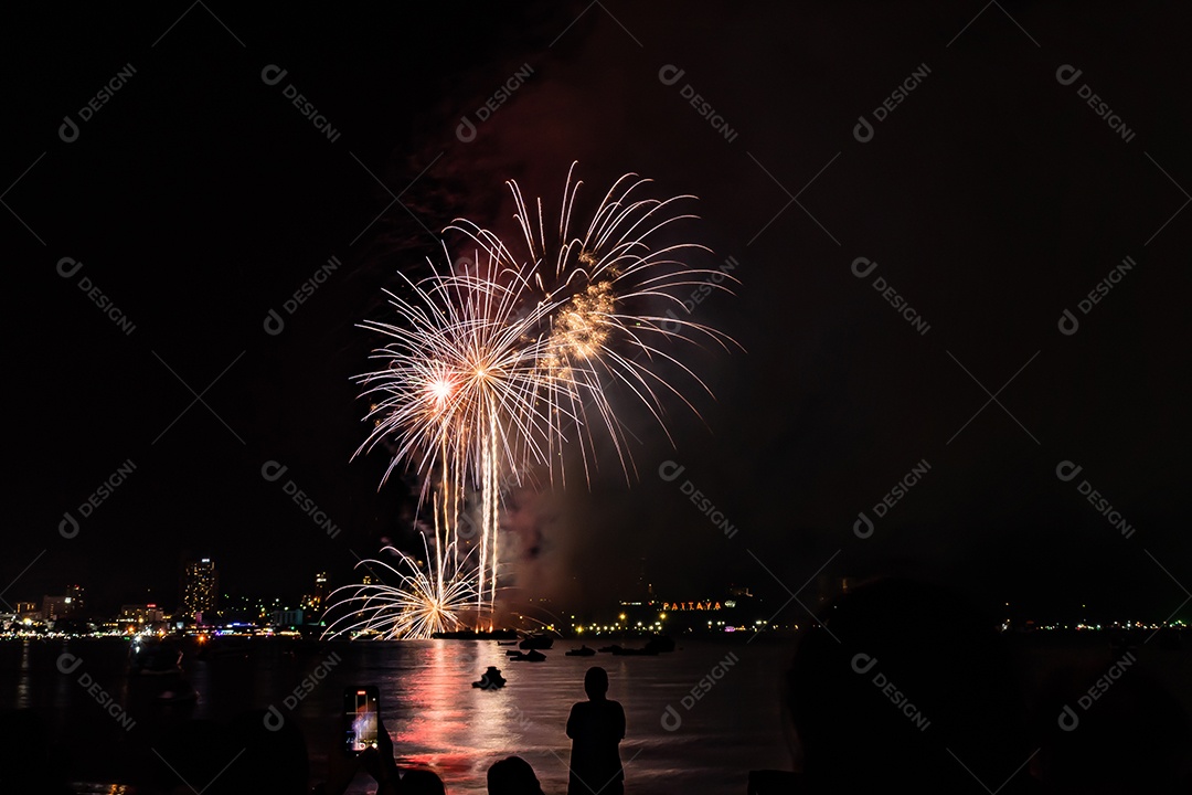 Fundo colorido abstrato de fogos de artifício ilumina o céu com exibição deslumbrante em Pattaya Tailândia