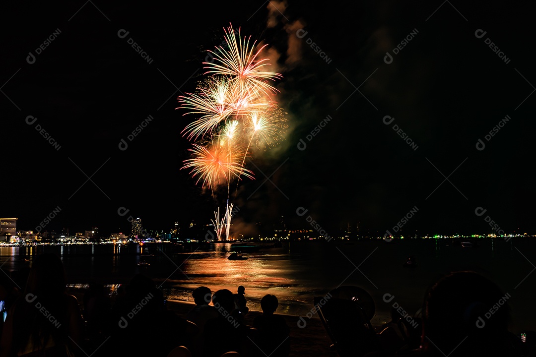Fundo colorido abstrato de fogos de artifício ilumina o céu com exibição deslumbrante em Pattaya Tailândia