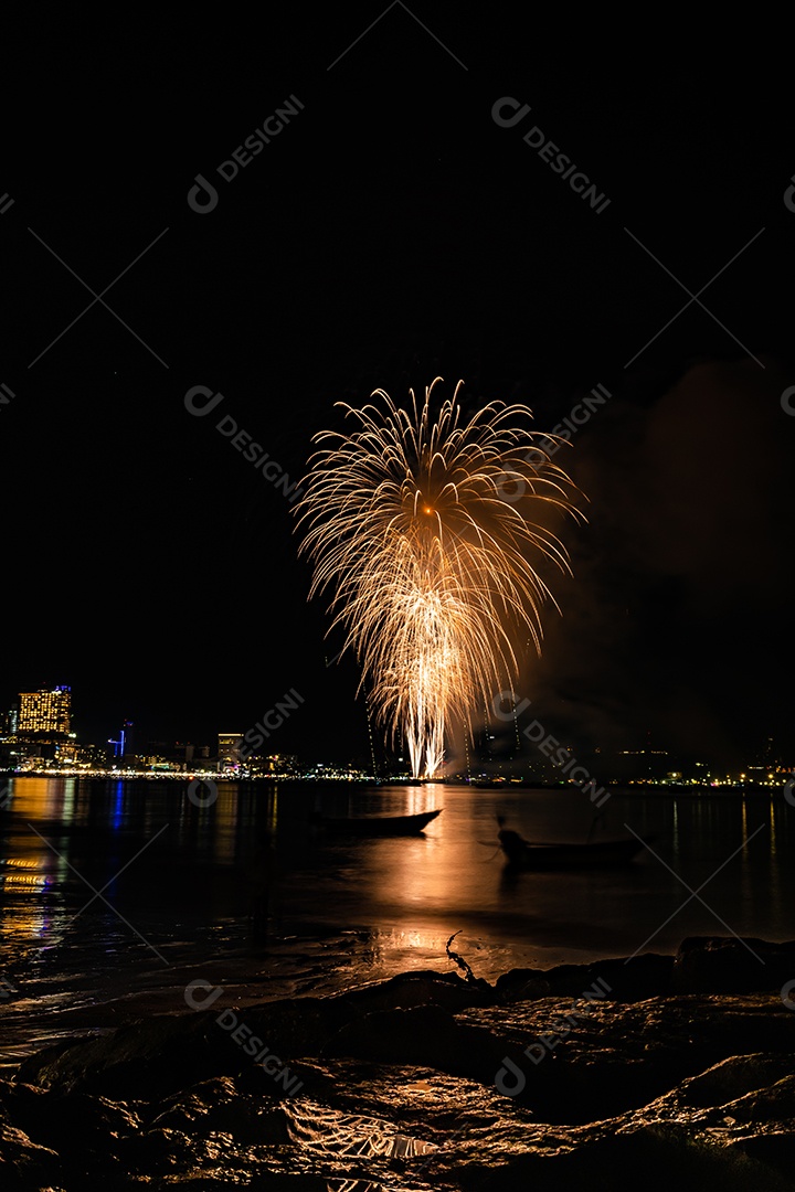 Fundo colorido abstrato de fogos de artifício ilumina o céu com exibição deslumbrante em Pattaya Tailândia