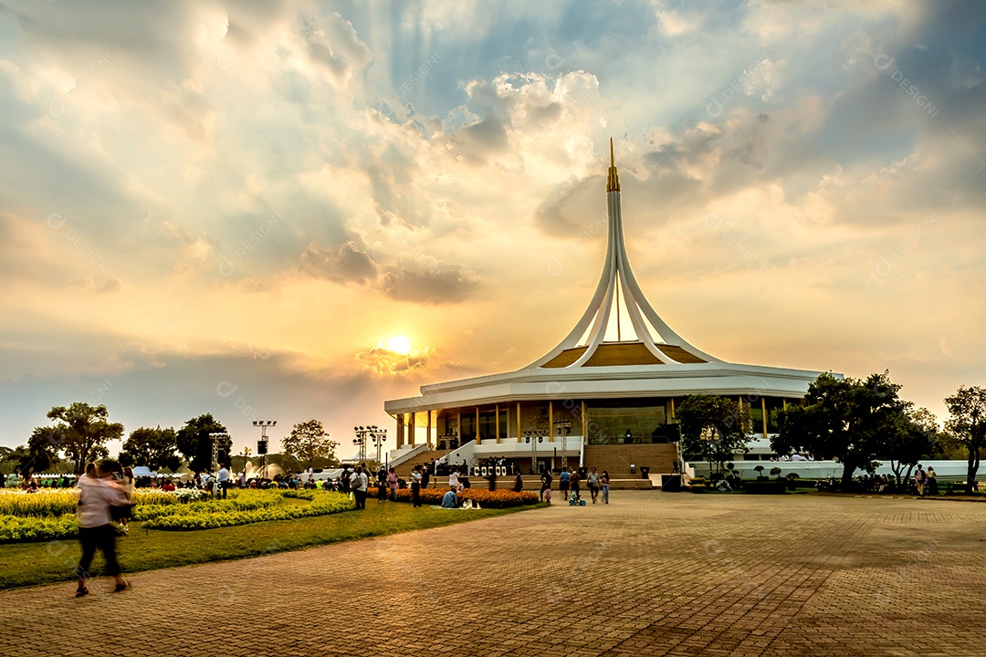 Suan Luang Rama IX no pôr do sol ou entardecer Bangkok, Tailândia