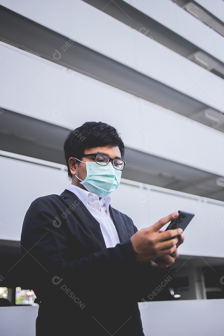 Jovem empresário asiático olhando mensagens no celular