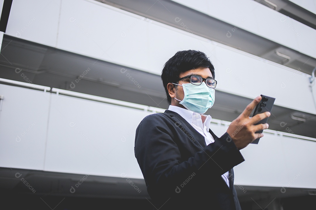 Jovem empresário asiático olhando mensagens no celular