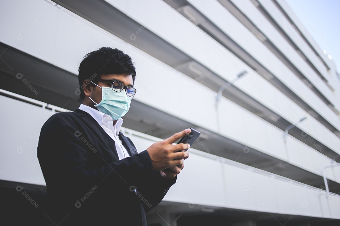 Jovem empresário asiático olhando mensagens no celular