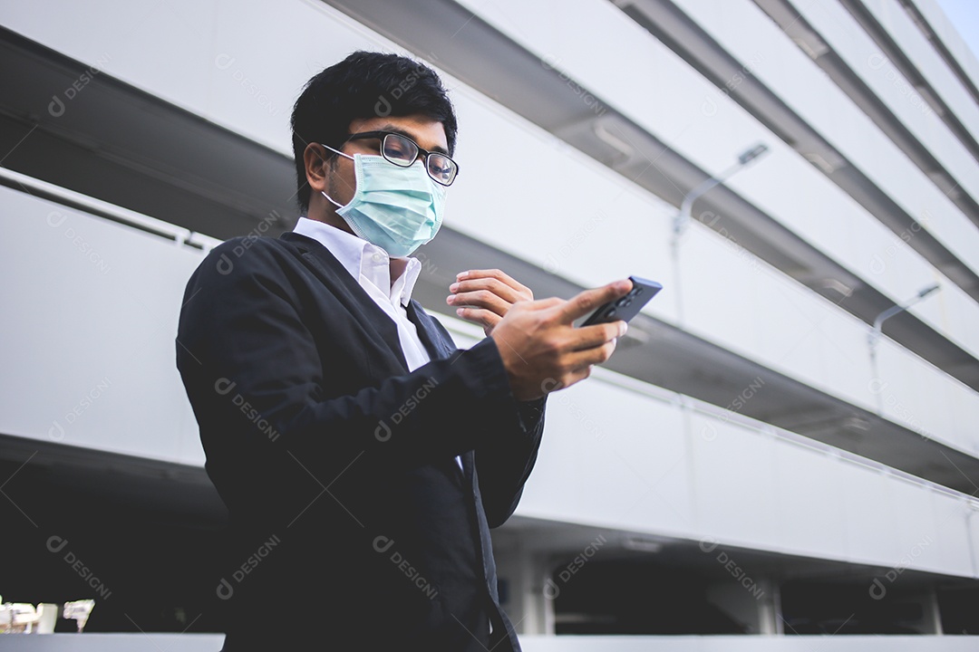 Jovem empresário asiático olhando mensagens no celular