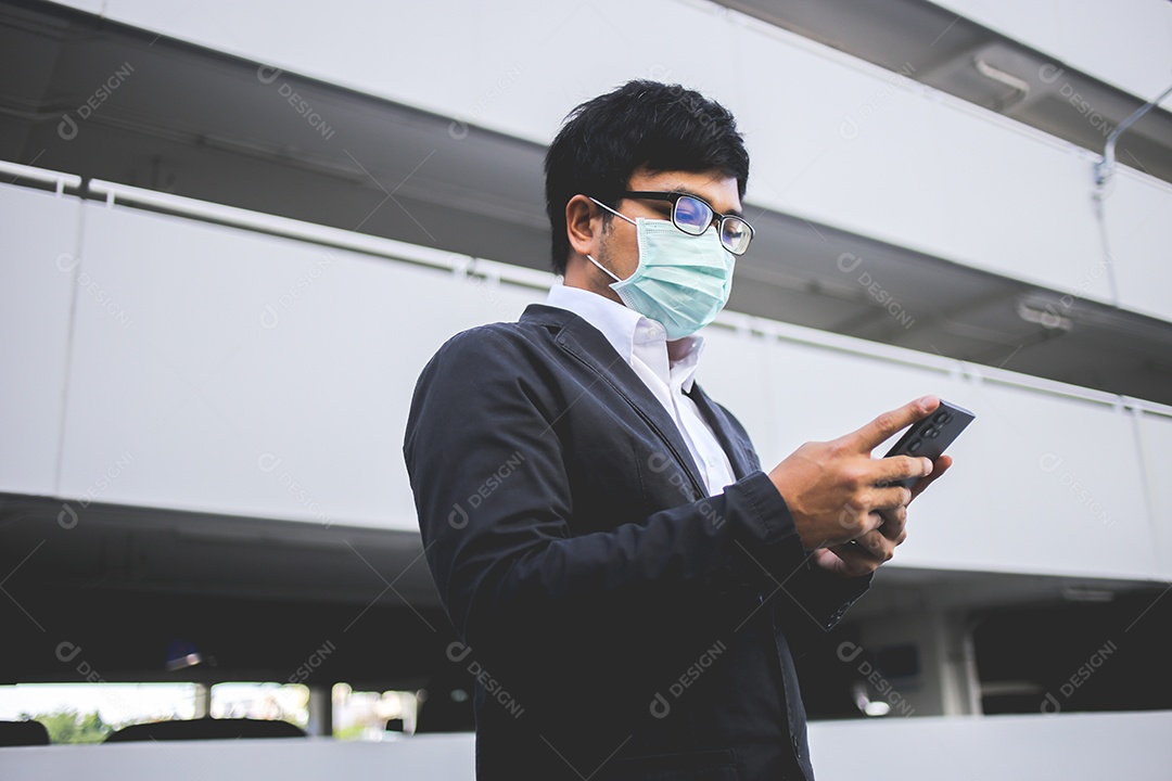 Jovem empresário asiático olhando mensagens no celular